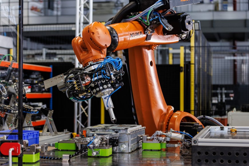 Ein KUKA Roboter demontiert Batteriesysteme – und macht E-Mobilität noch nachhaltiger